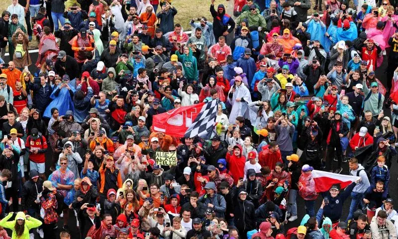 Menschenmengen warten am Hungaroring beim Großen Preis von Ungarn auf den Transport